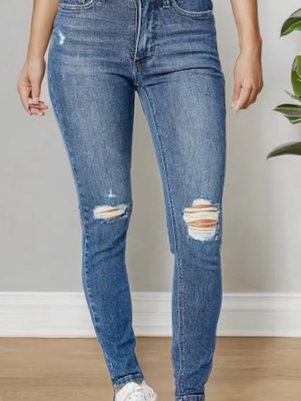 Judy Blue Mid Rise Ripped Skinny Jeans 9/29